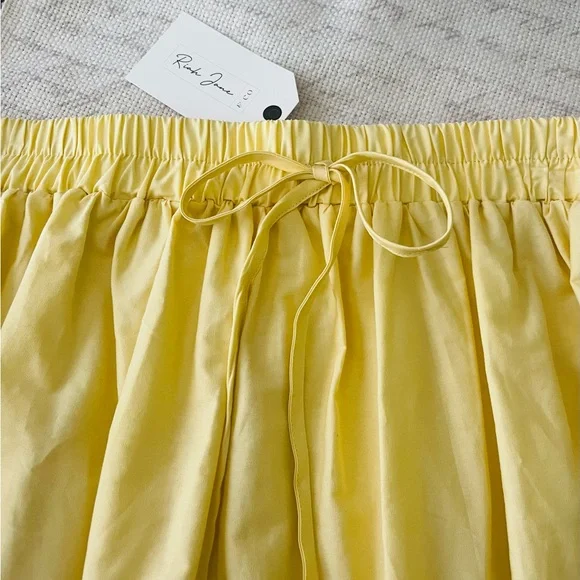 NWT Elegant Yellow Embroidered Eyelet Scalloped edge Skirt New with tags - Picture 5 of 5